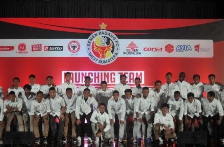 Tim Semen Padang FC, berfoto bersama saat launching tim 2019 di Padang, Sumatera Barat, Sabtu (27/4/2019) malam. Tim berjulukan 