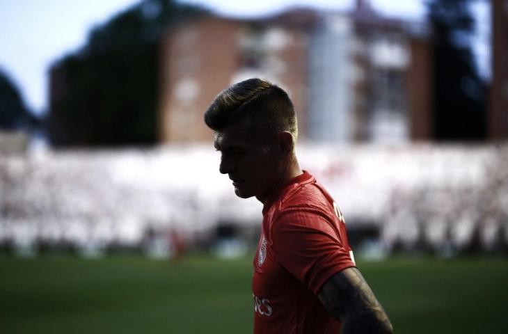 Ekspresi Toni Kroos usai Real Madrid ditekuk tim gurem Rayo Vallecano 1-0 pada lanjutan La Liga, Senin (29/4/2019) dini hari tadi. [BENJAMIN CREMEL / AFP]