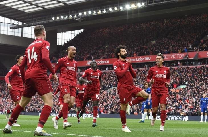 Selebrasi yoga ala Mohamed Salah usai cetak gol ke gawang Chelsea pada lanjutan Liga Primer Inggris 14 April 2019 lalu. [PAUL ELLIS / AFP]