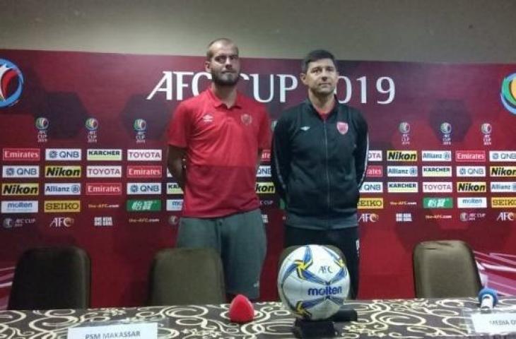 Pelatih PSM Makassar Darije Kalezic (kanan) dan pemain PSM Makassar Wiljan Pluim (kiri) pada jumpa pers sehari jelang pertandingan melawan Home United di matchday kelima Piala AFC 2019. [Suara.com/Adie Prasetyo]