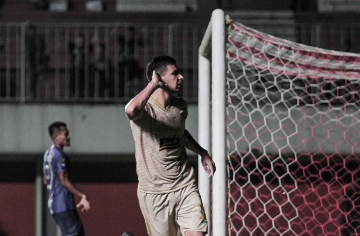 Selebrasi Brian Ferreira setelah mencetak gol ke gawang PSIS Semarang.