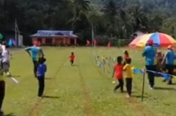 Pelari Malaysia ini lawan arus saat lomba lari estafet. [Mohd Hafis Ismail/ Facebook]