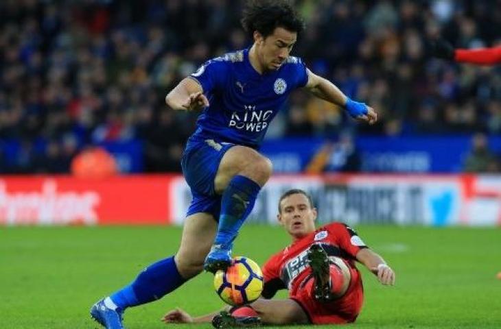 Pemain Leicester City, Shinji Okazaki saat menghadapi Huddersfield Town. (LINDSEY PARNABY / AFP)