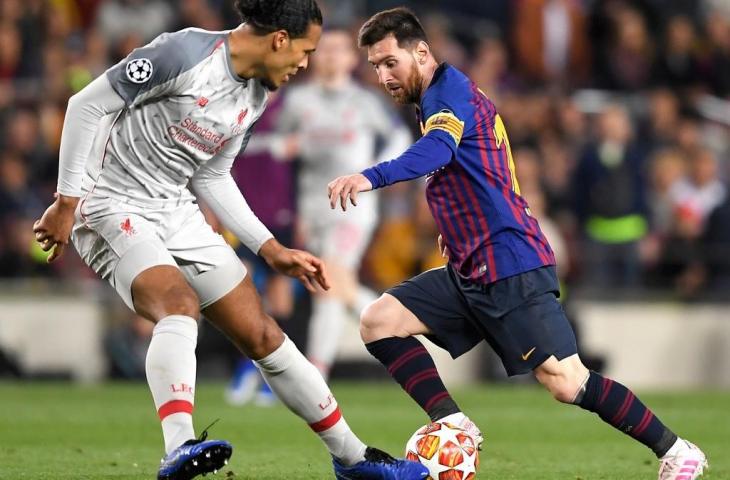 Bek Liverpool, Virgil Van Dijk, membayangi bomber Barcelona, Lionel Messi, pada laga leg pertama semi final Liga Champions di Stadion Camp Nou, Barcelona, Rabu (2/5/2019) dini hari. (JOSE JORDAN / AFP)