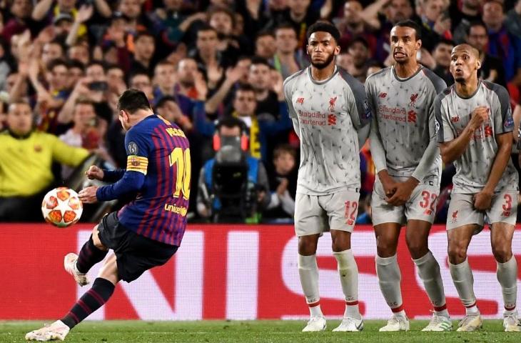 Aksi Lionel Messi ketika mencetak gol ke gawang Liverpool melalui sepakan bebas. (Jose Jordan/AFP)