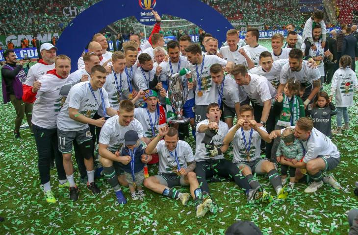 Klub asal Polandia, Lechia Gdansk merayakan juara pada final Piala Polandia 2019 setelah menggulung Jagiellonia Bialystok 1-0, di Stadion Narodowy, Kamis (2/5/2019) waktu setempat. (Twitter/@LechiaGdanskSA)