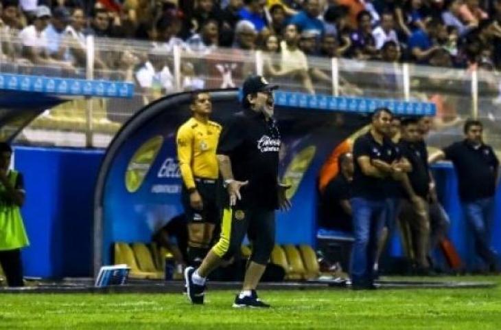 Pelatih Sinaloa Dorados Diego Maradona meneriaki para pemainnya dari pinggir lapangan [APF]