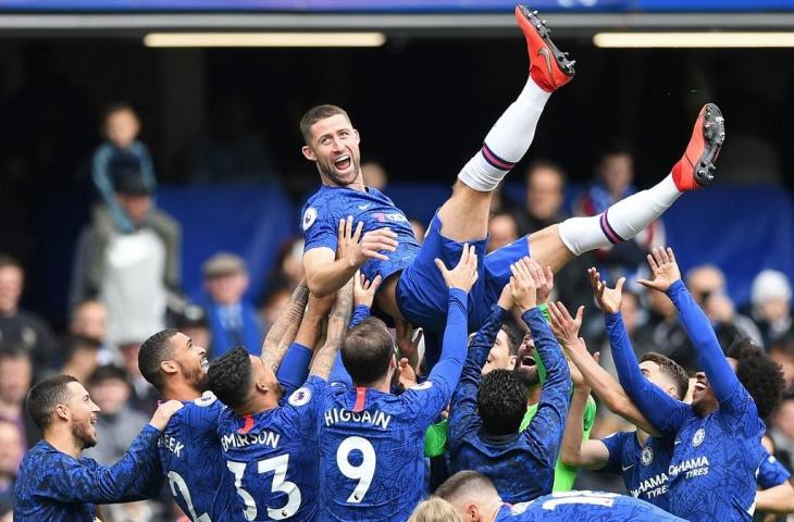 Gary Cahill ketika mendapat penghormatan dari para pemain Chelsea. (Daniel Leal-Olivas/AFP).