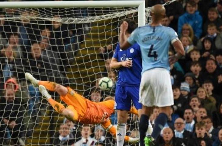 Aksi Vincent Kompany saat mencetak gol ke gawang Leicester City di Etihad Stadium, Selasa (7/5/2019) dini hari WIB. (OLI SCARFF / AFP)