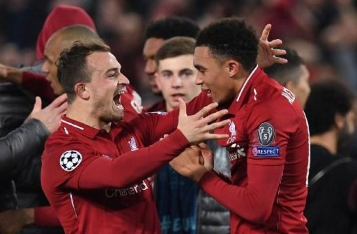 Trent Alexander-Arnold mendapat sambutan hangat dari rekannya, Xherdan Shaqiri usai bikin assist menipu kepada Divock Origi yang sukses dikonversi jadi gol ke gawang Barcelona. (PAUL ELLIS / AFP)