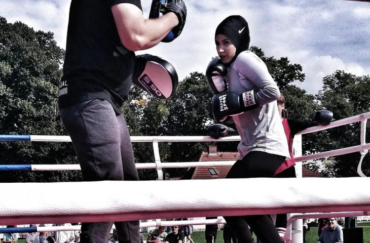 Petinju berhijab asal Jerman, Ziena Nassar berlatih di arena ring (instagram/Ziena Nassar)