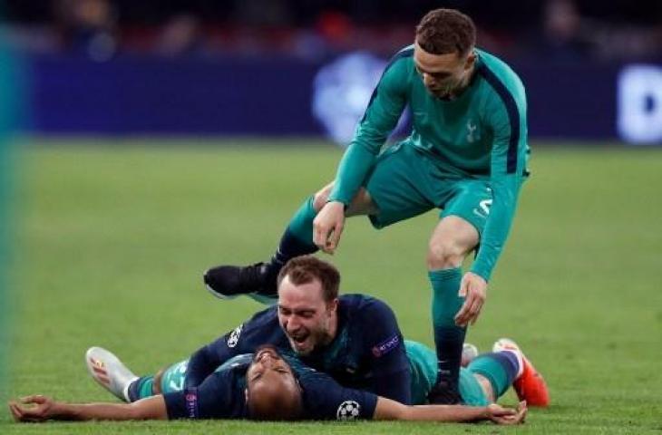 Gelandang Tottenham Hotspur, Christian Eriksen, saat ikut merayakan keberhasil timnya bersama Lucas Moura dan Kieran Trippier. (ADRIAN DENNIS / AFP)