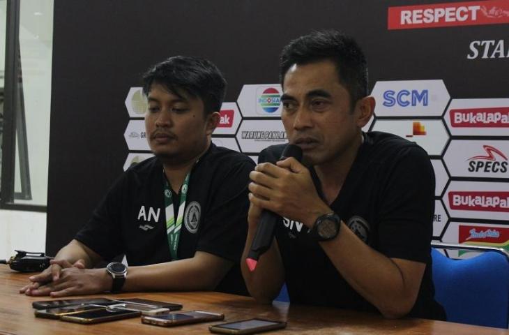 Pelatih PSS Sleman, Seto Nurdiyantoro memberi paparan pada konferensi pers usai laga uji coba PSS Sleman vs Persipura Jayapura, di Stadion Maguwoharjo, Yogyakarta, Kamis (9/5/2019)