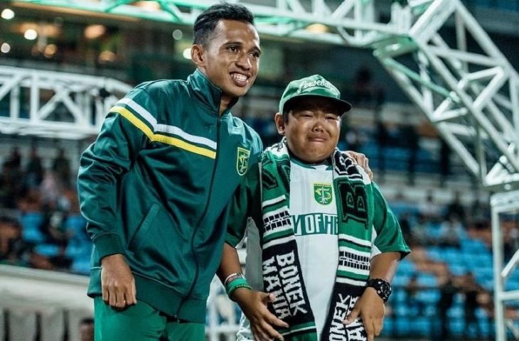 I Gede ‘Deni’ Sanjaya berfoto bersama idolanya, Irfan Jaya saat laga uji coba Persebaya vs Persela Lamongan (instagram/officialpersebaya)