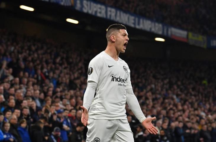 Striker Eintracht Frankfurt, Luka Jovic melakukan selebrasi usai cetak skor. (Ben STANSALL / AFP)