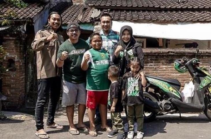 I Gede ‘Deni’ Sanjaya berfoto bersama di sekitar rumahnya (instagram/officialpersebaya)