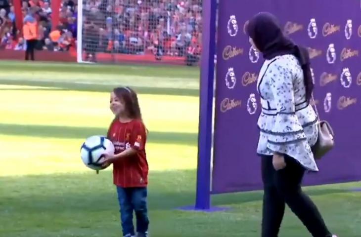 Anak dan istri Mohamed Salah, Magi Salah ikut merayakan penghargaan striker Liverpool itu (Twitter/Twitter/@LFC_Vines)