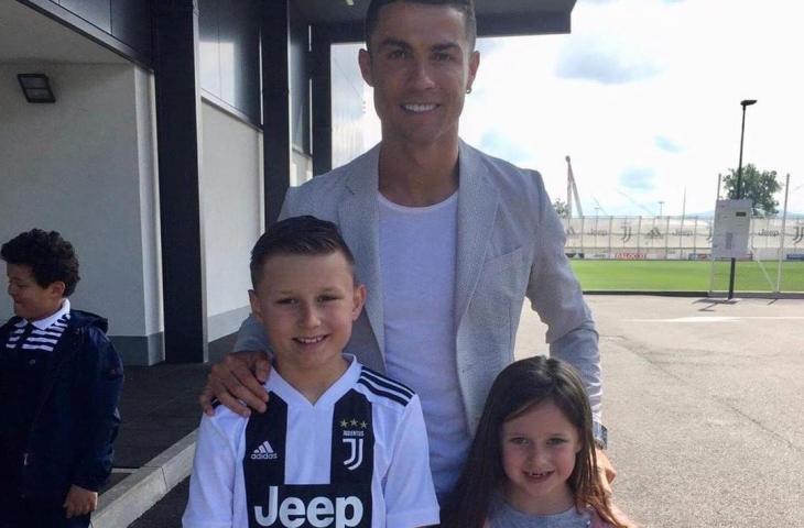 Joseph, penderita tumor otak dari Bristol, Inggris, berfoto bersama sang idola, Cristiano Ronaldo dalm perjalannya ke Itali (instagram/raysofsunshinecc)