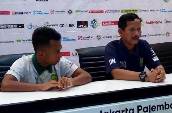 Pelatih Persebaya, Djadjang Nurdjaman (kanan). [Suara.com / Andhiko TUNGGA ALAM]