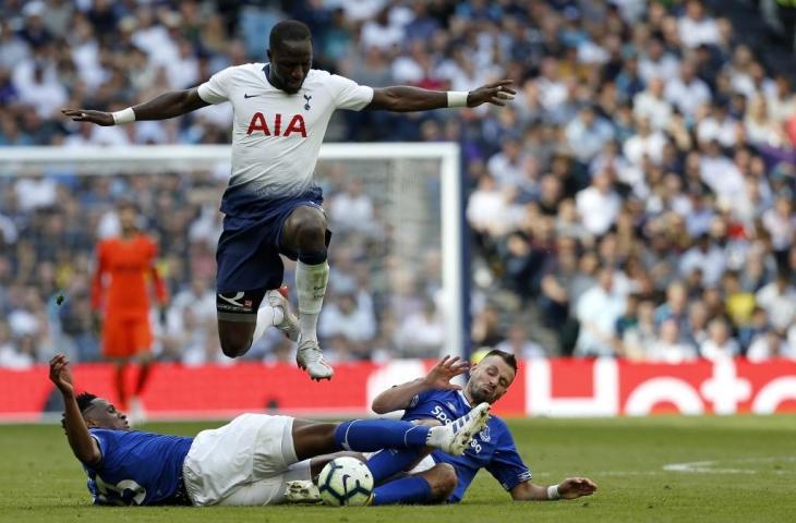 Gelandang Tottenham Hotspur, Moussa Sissoko menghindari tekel pemain Everton pada babak terakhir Liga Inggris. Minggu(912/5/2019). (IAN KINGTON / AFP)