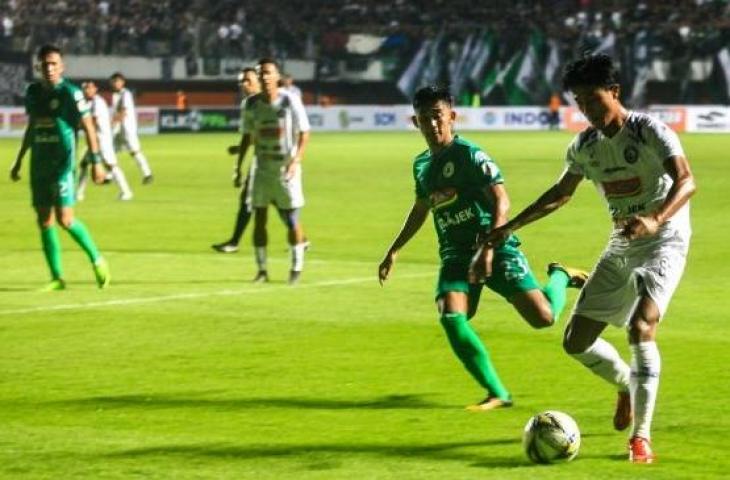 Pemain Arema FC Johan Ahmad (kanan) mencoba melewati pemain PS Sleman Arsyad Yusgiantoro (kedua kanan) saat pertandingan kompetisi Liga 1 2019 di Stadion Maguwoharjo, Sleman, DI Yogyakarta, Rabu (15/5/2019). Pertandingan tersebut menjadi pembuka Liga 1 2019 dan hingga berita ini diturunkan skor masih 1-1. ANTARA FOTO/Andreas Fitri Atmoko