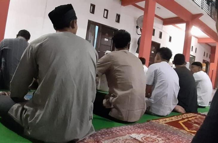 Punggawa Madura United menggelar sholat maghrib dan sholat hajat berjamaah di Mess Sahara, Lamongan, Jawa Timur, Rabu (15/5/2019). (instagram/maduraunited.fc)