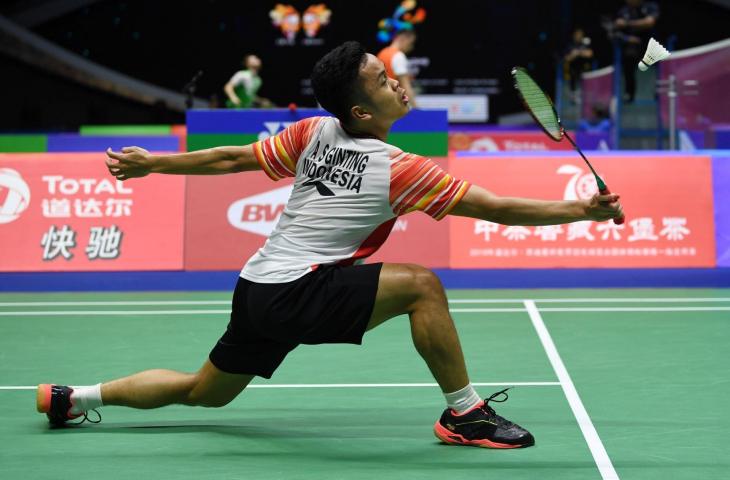 Pebulu tangkis tunggal putra Indonesia Anthony Sinisuka Ginting mengembalikan kok ke arah pebulu tangkis Inggris Toby Penty pada babak penyisihan grup 1B Piala Sudirman 2019 di Guangxi Sports Center Gymnasium, Nanning, China, Minggu (19/5/2019). Anthony Sinisuka Ginting m