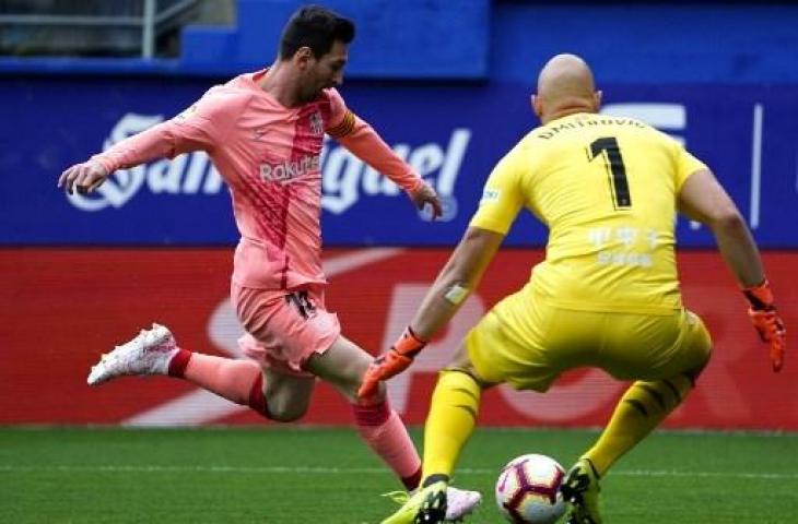 Bintang Barcelona, Lionel Messi sukses mencetak brace alias dua gol ke gawang Eibar pada laga terakhir La Liga Spanyol, Minggu (19/5/2019) malam WIB. (STRINGER / AFP)