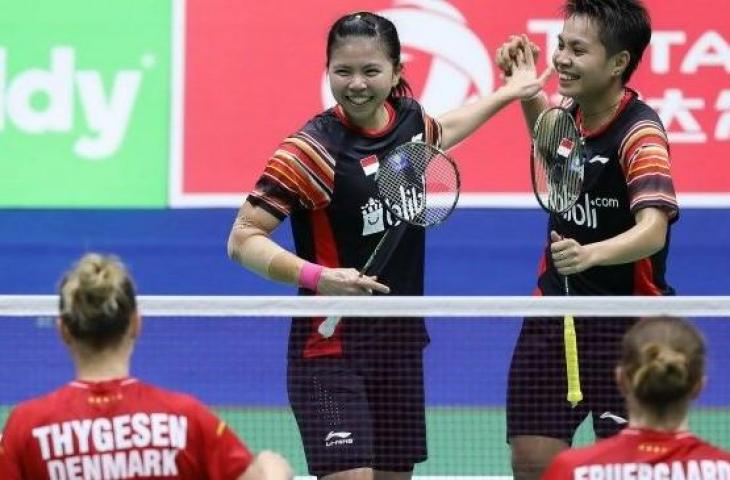 Ekpresi pasangan ganda putri Indonesia, Greysia Polii/Apriyani Rahayu, merayakan kemenangan atas wakil Denmark, Maiken Fruergaard/Sara Thygesen, di laga kedua penyisihan Grup 1B Piala Sudirman 2019, Rabu (22/5). [Humas PBSI]