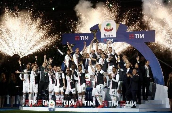 Para pemain Juventus merayakan pesta juara Liga Italia musim 2018/2019 usai laga Juventus vs Atalanta di Allianz Stadium. (ISABELLA BONOTTO / AFP)