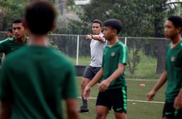 Pelatih Kepala Timnas Indonesia U-16 Bima Sakti (tengah) memberikan arahan saat sesi latihan perdana di Lapangan NYTC, Sawangan, Depok, Jawa Barat, Senin (13/5/2019). Timnas U-16 disiapkan untuk bermain dalam turnamen AFF U-16 pada 27 Juli 2019, dalam grup A bersama Myanmar, Vietnam, Timor-Leste, Singapura dan Filipina. (ANTARA FOTO/Yulius Satria Wijaya)