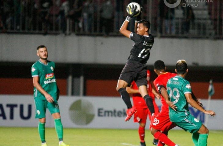 Kiper Semen Padang, Teja Paku Alam mengamankan bola dari serangan PSS Sleman pada pekan kedua Liga 1 2019 di Stadion Maguwiharjo, Sleman, Sabtu (25/5/2019) malam. (Instagram/@liga1match)