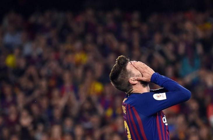 Reaksi Gerard Pique usai Barcelona gagal raih Copa del Rey. [JOSE JORDAN / AFP]