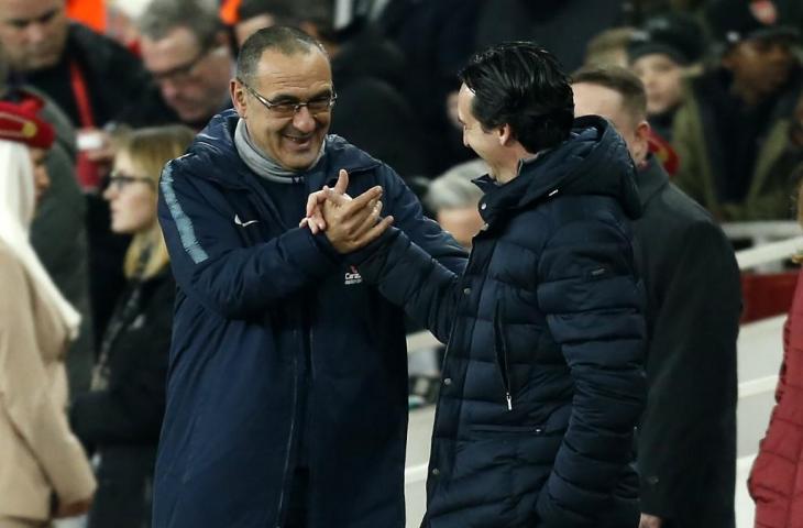 Maurizio Sarri dan Unai Emery bersalaman usai laga Chelsea kontra Arsenal di lanjutan Liga Primer Inggris awal Januari lalu. [Ian KINGTON / IKIMAGES / AFP]