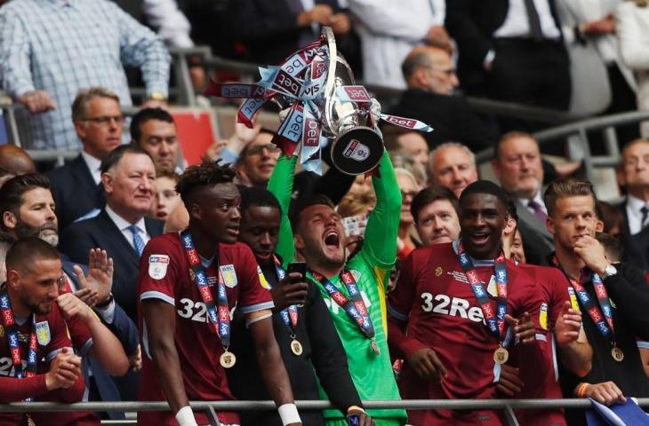 Para pemain Aston Villa merayakan trofi kemenangan final playoff Championship usai menundukkan Derby County dan berhak berlaga di Liga Primer Inggris musim depan. Dalam laga yang dihelat di Wembley, Senin (27/5/2019) malam itu, Aston Villa menang dengan skor 2-1. [ ADRIAN DENNIS / AFP]