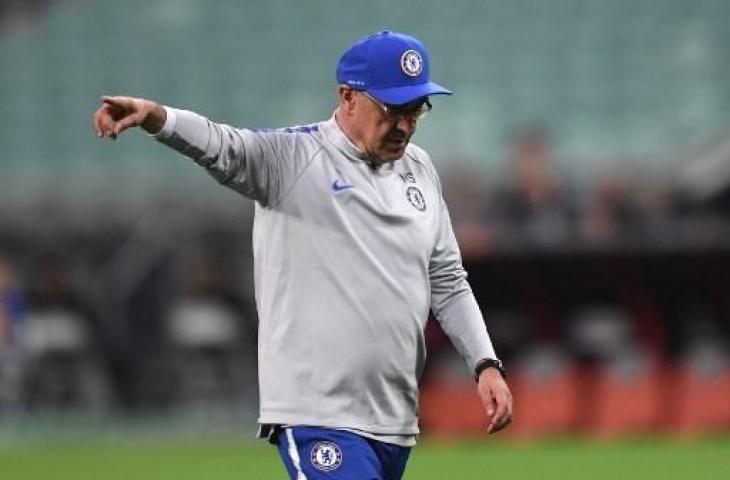 Maurizio Sarri saat memimpin Chelsea di latihan akhir jelang partai final Liga Europa melawan Arsenal. (OZAN KOSE / AFP)