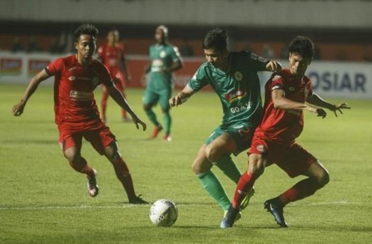 Pesepak bola PS Sleman Dave Mustaine (tengah) mencoba melewati pesepak bola Semen Padang FC Dedy Gusmawan (kanan) saat pertandingan Liga 1 2019 di Stadion Maguwoharjo, Sleman, DI Yogyakarta, Sabtu (25/5/2019). Pertandingan tersebut berakhir seri dengan skor 1-1. (ANTARA FOTO/Hendra Nurdiyansyah)