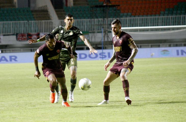 Pesepak bola Tira Persikabo Ciro Henrique Alves (tengah) berebut bola dengan pesepak bola PSM Makassar Zulham Zamrun (kiri) saat laga Liga 1 2019 di Stadion Pakansari, Bogor, Jawa Barat, Rabu (29/5/2019). Pada babak pertama skor imbang 0-0. ANTARA FOTO/Yulius Satria Wijaya/ama.