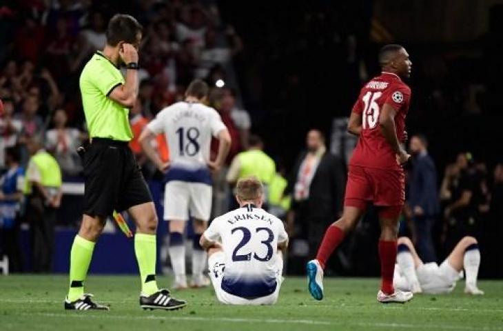 Para pemain Tottenham Hotspur tertunduk lesu usai kalah dari Liverpool di final Liga Champions 2018/2019. (JAVIER SORIANO / AFP)