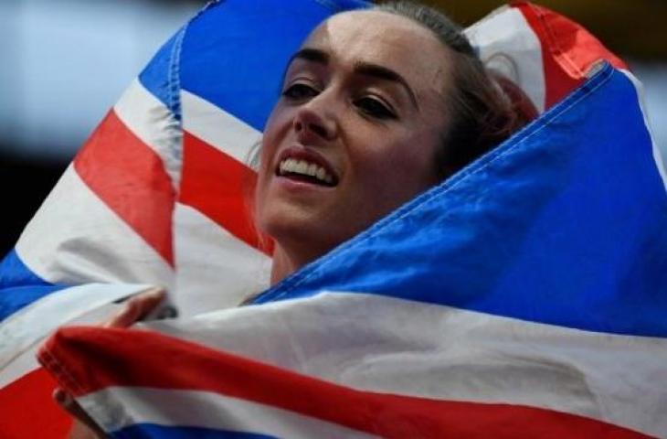 Atlet Olimpiade asal Britania Raya, Eilish McColgan, merayakan keberhasilannya meraih medali perak pada Kejuaraan Atletik Eropa di Olympic Stadium, Berlin, Jerman, Minggu (12/8/2018). [AFP/John MacDougall]