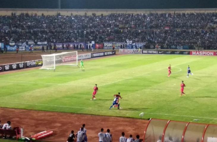 Timnas Indonesia U-23 hadapi PSIM Yogyakarta dalam uji coba yang dihelat di Stadion Sultan Agung, Minggu (2/6/2019), malam. Laga berakhir imbang dengan skor 0-0. [bolatimes.com/Muhammad Ilham Baktora]