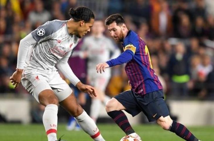 Virgil van Dijk saat berduel dengan Lionel Messi di leg pertama semifinal Liga Champions. (JOSE JORDAN / AFP)