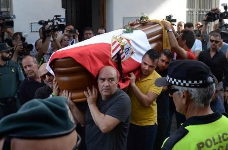 Mendiang Jose Antonio Reyes saat tiba di kampung halamannya, Utrera. (CRISTINA QUICLER / AFP)