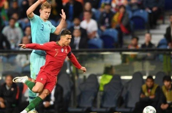 Duel De Ligt dengan Cristiano Ronaldo di final UEFA Nations League. (Patricia De Melo Moreira/AFP)