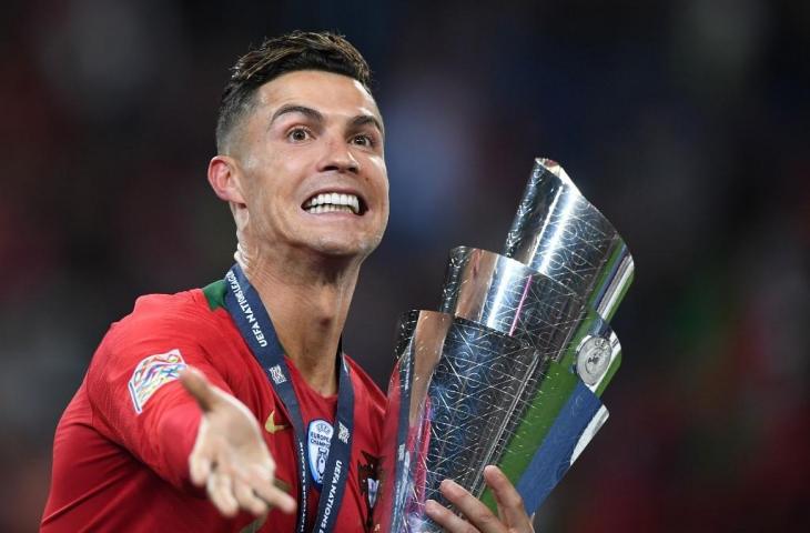 Ekspresi Cristiano Ronaldo saat memegang trofi juara UEFA Nations League. Portugal memastikan diri sebagai kampium setelah menang atas Belanda 1-0 di partai final, Senin (10/6/2019) dini hari tadi. [PATRICIA DE MELO MOREIRA / AFP]