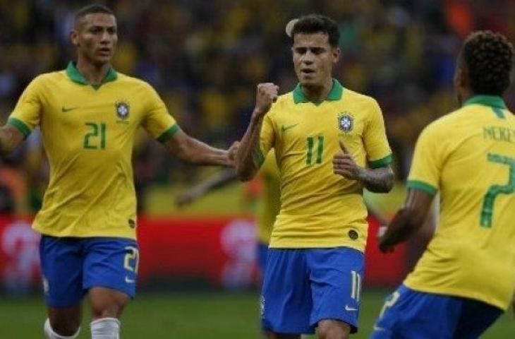 Para pemain Brasil merayakan gol Philippe Coutinho (tengah) ke gawang Honduras dalam laga uji coba. (Jeferson Guareze / AFP)