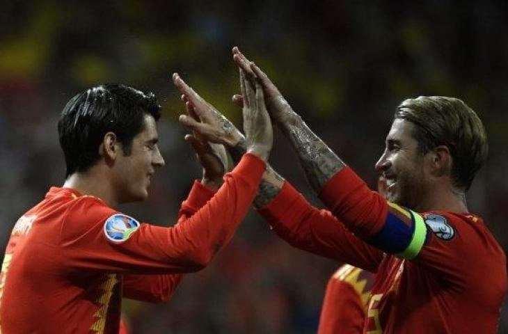 Alvaro Morata dan Sergio Ramos saat merayakan kedua kedua Timnas Spanyol ke gawang Swedia, Selasa (11/6/2019). (Pierre-philippe Marcou/AFP)