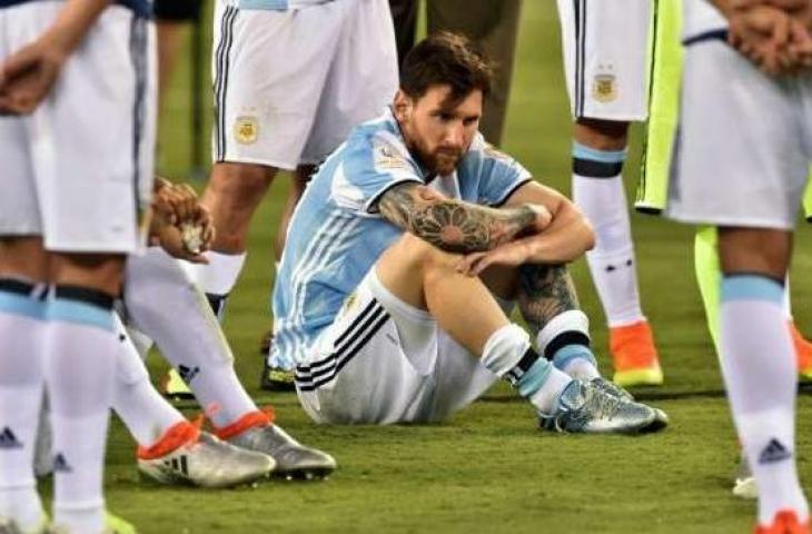 Reaksi Lionel Messi setelah Argentina dikalahkan Cile di final Copa America Centenario. [AFP]