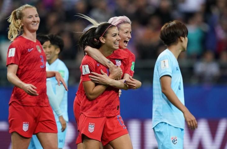 Penggawa Timnas Putri Amerika Serikat melakukan selebrasi usai cetak gol ke gawang Timnas Thailand di ajang Piala Dunia Wanita 2019 beberapa waktu lalu. Laga tersebut berakhir dengan kemenangan Amerika 13-0. [LIONEL BONAVENTURE / AFP]