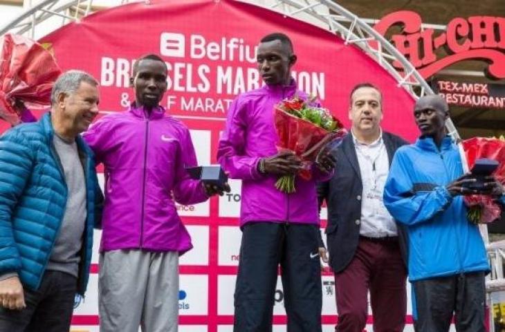 Atlet Kenya Felix Kirwa (kiri) menjadi runner-up mengapit rekan senegaranya yang menjadi juara Geoffrey Kipkoech Rono (tengah) serta tempat ketiga juga atlet Kenya Karim Kwemoi (kanan), merayakan kemenangan pada Maraton Brussels pada Oktober 2015. [AFP/James Arthur]